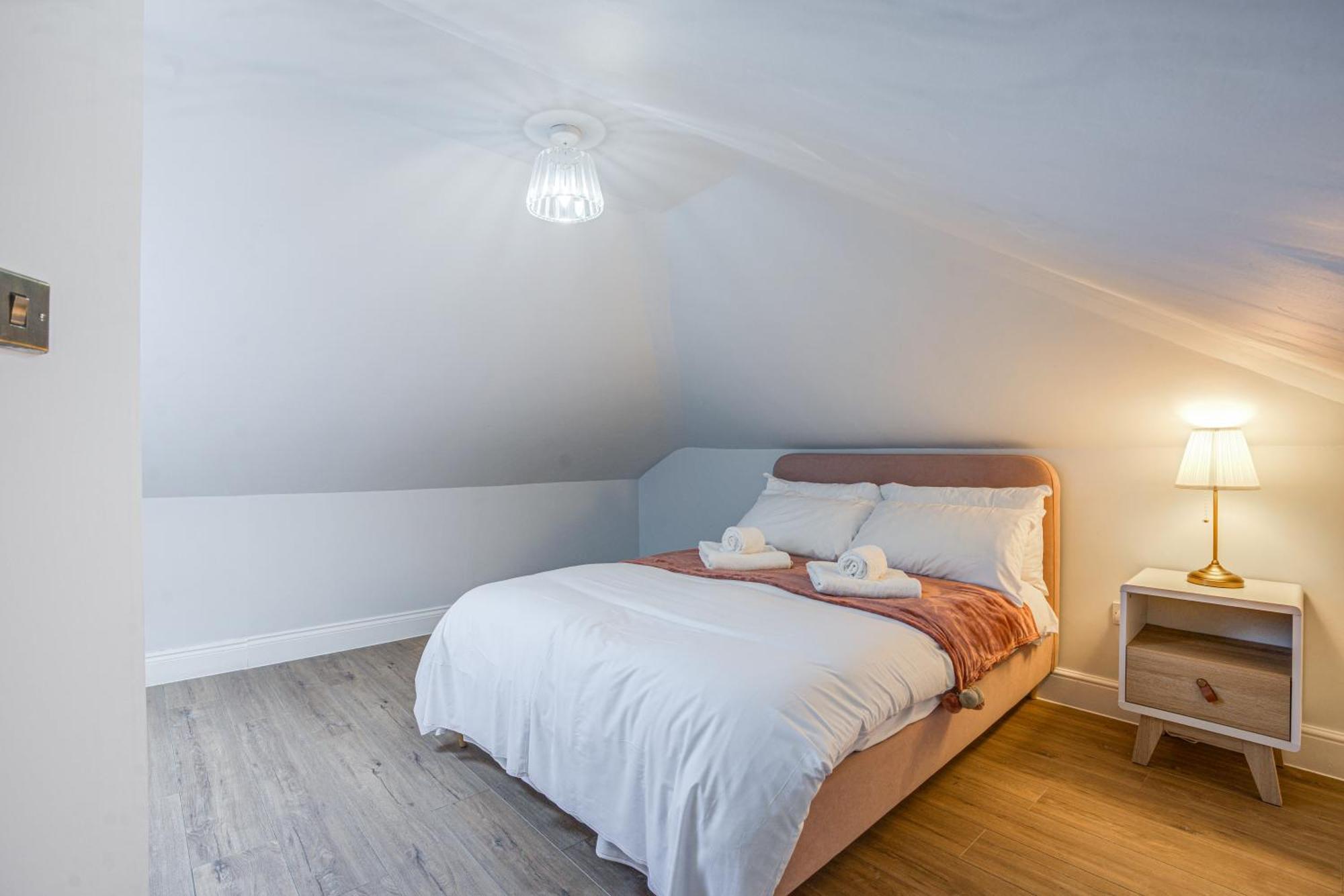 150 Sqm 4br In East London, Groups & Families, Free Parking, Fast Wifi
