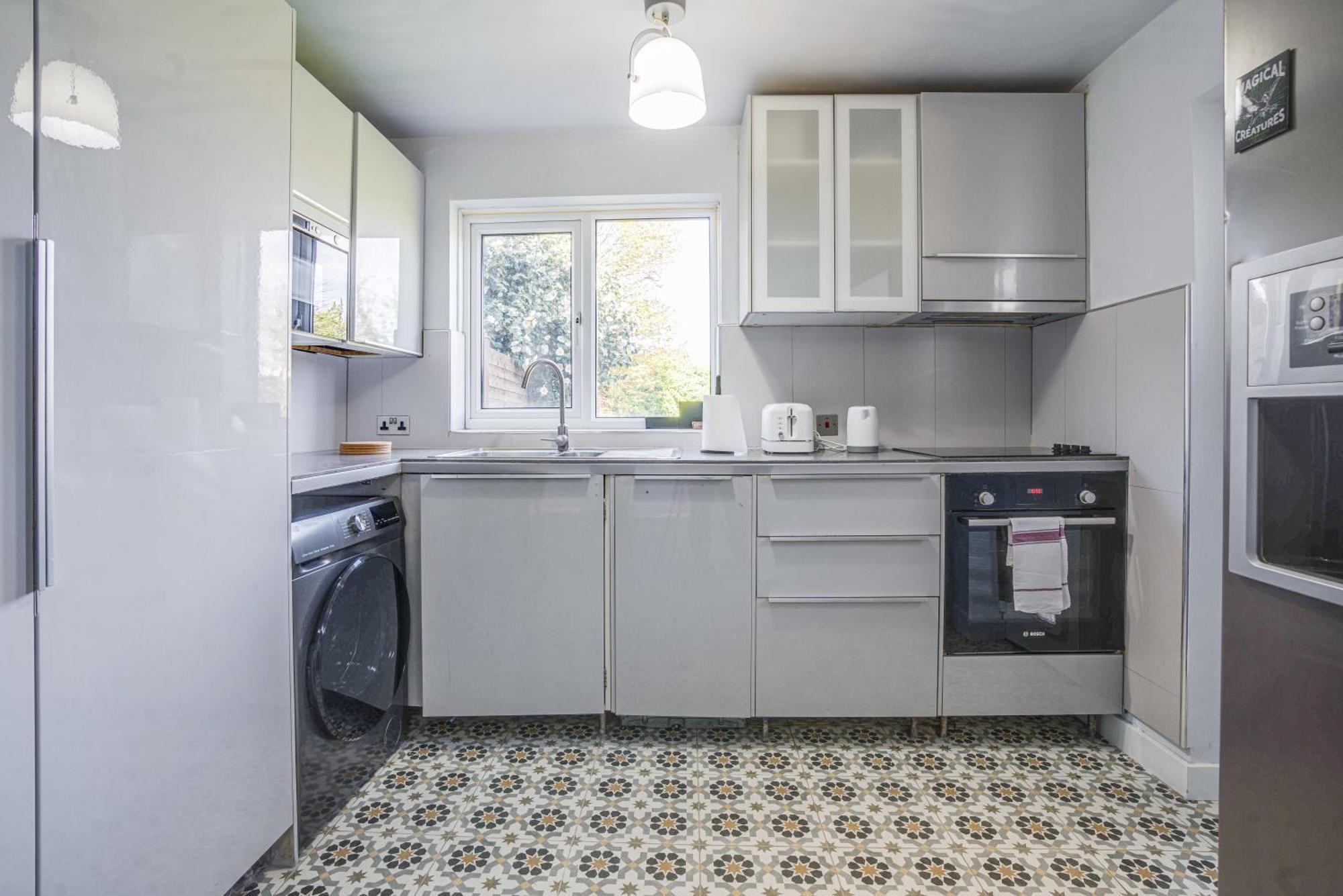 150 Sqm 4br In East London, Groups & Families, Free Parking, Fast Wifi *