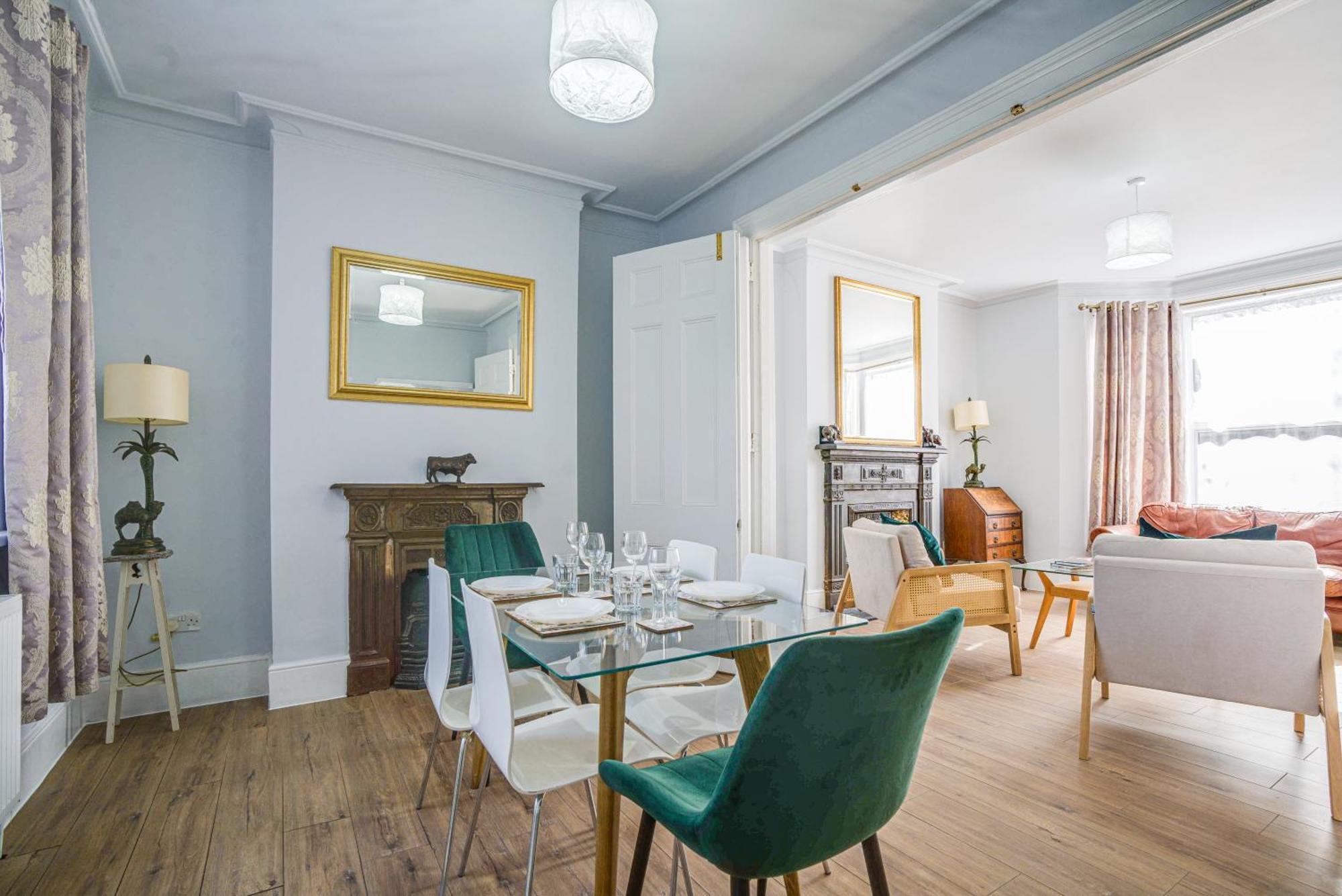 150 Sqm 4br In East London, Groups & Families, Free Parking, Fast Wifi London