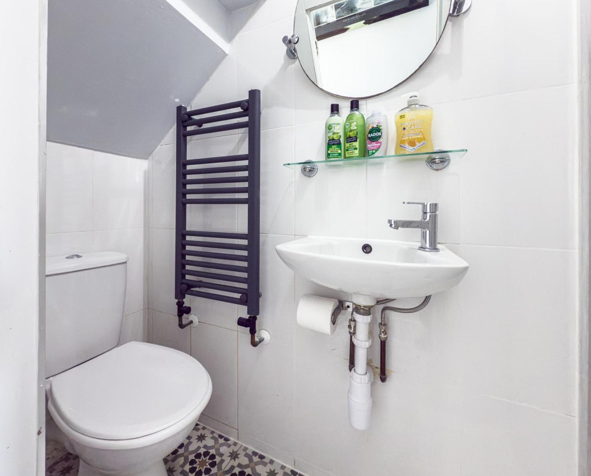 150 Sqm 4br In East London, Groups & Families, Free Parking, Fast Wifi